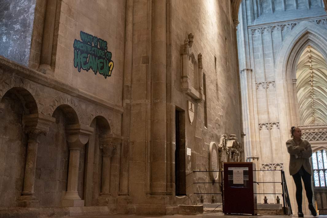 Надпись на стене Кентерберийского собора 