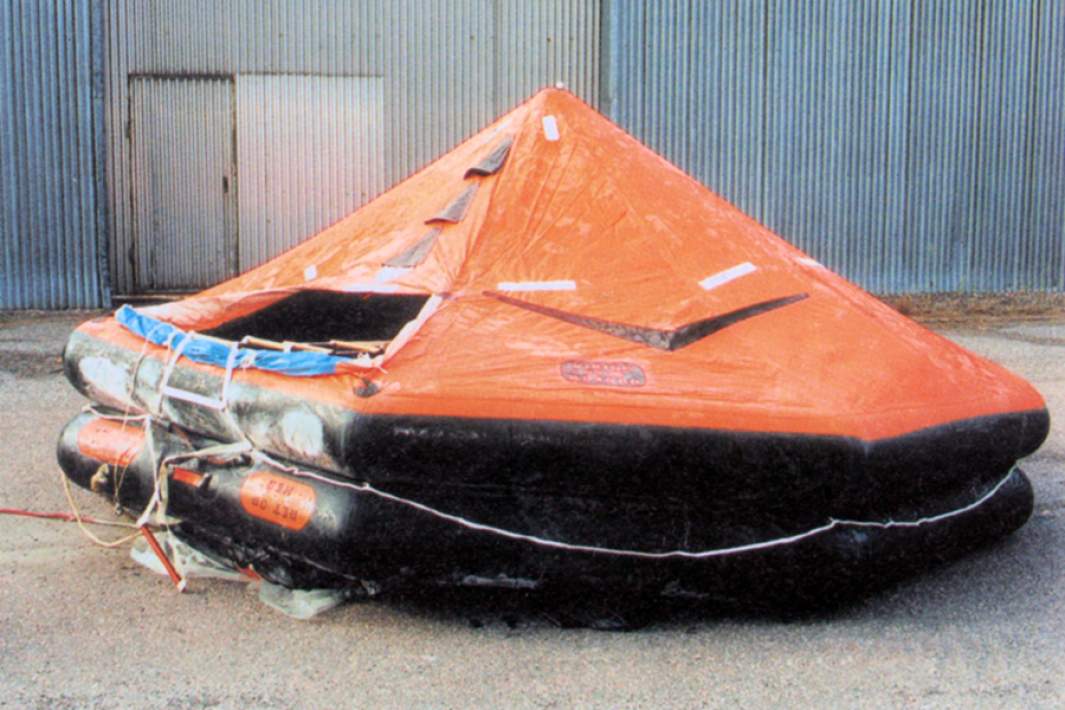 Спасательный плот парома «Эстония» в финском порту. 1994 год