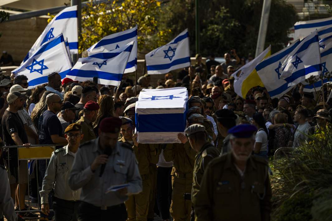 Израильские солдаты несут гроб