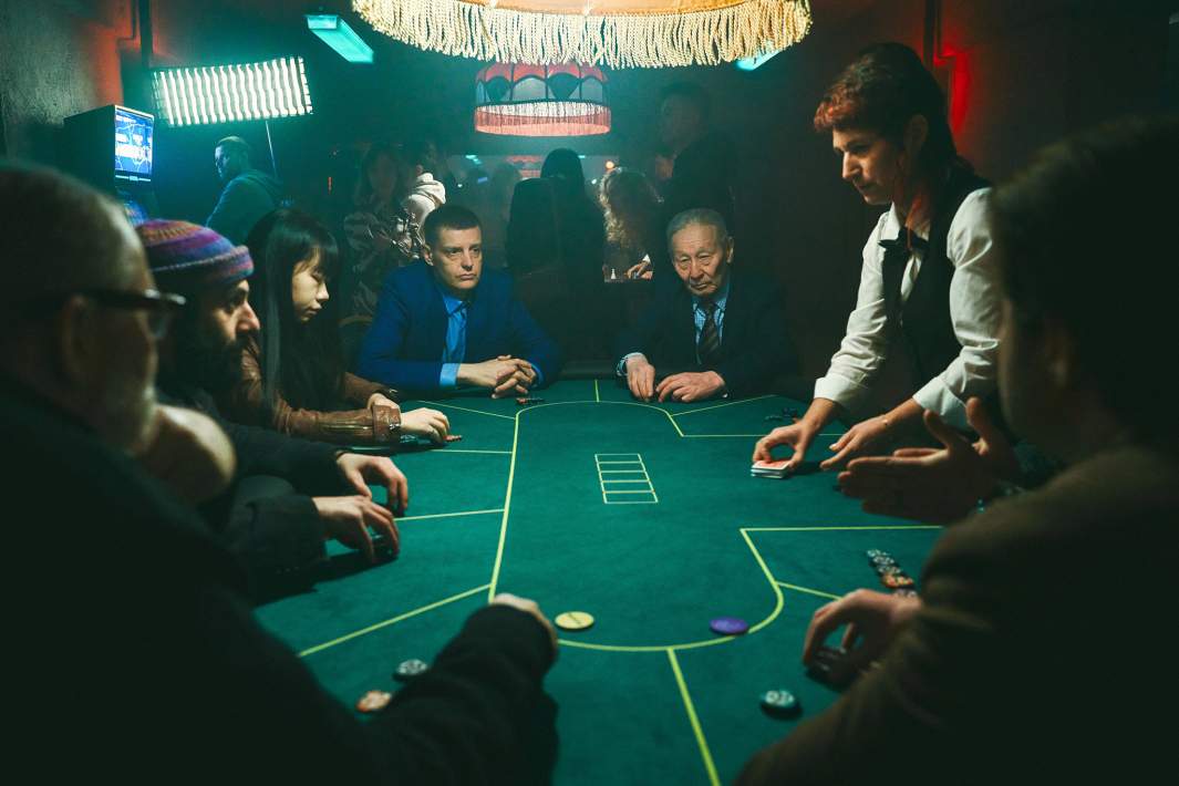 Кадр со съемок сериала «Нам покер»