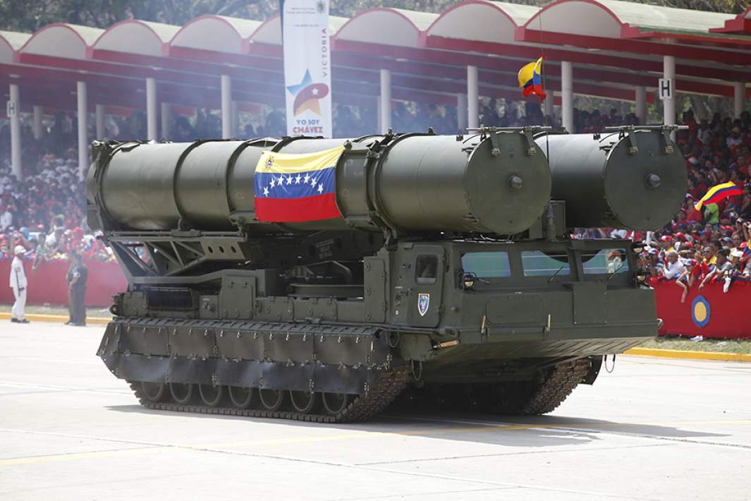 Пусковая установка зенитно-ракетного комплекса С-300 на параде в Каракасе