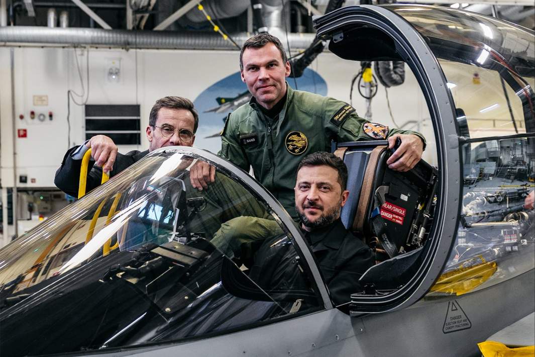 Владимир Зеленский в кабине шведского истребителя Gripen