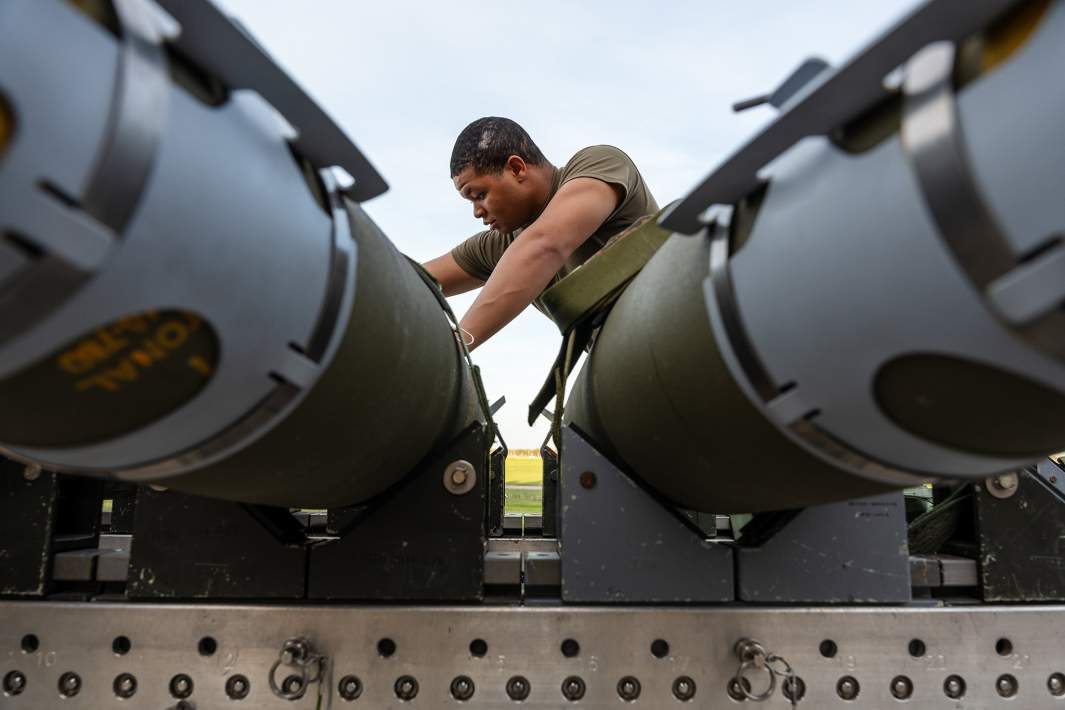 Военнослужащий США подвешивает бомбы 