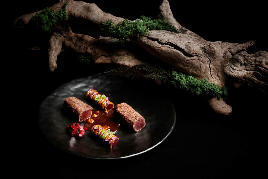 Таймырский олень с глазированной свеклой, айоли из черемши и чёрного чеснока с порто, костным мозгом и маринованной черешней
