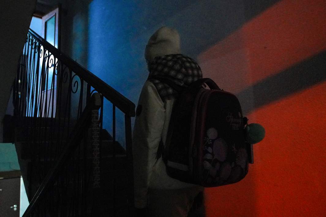 Ребенок в подъезде 