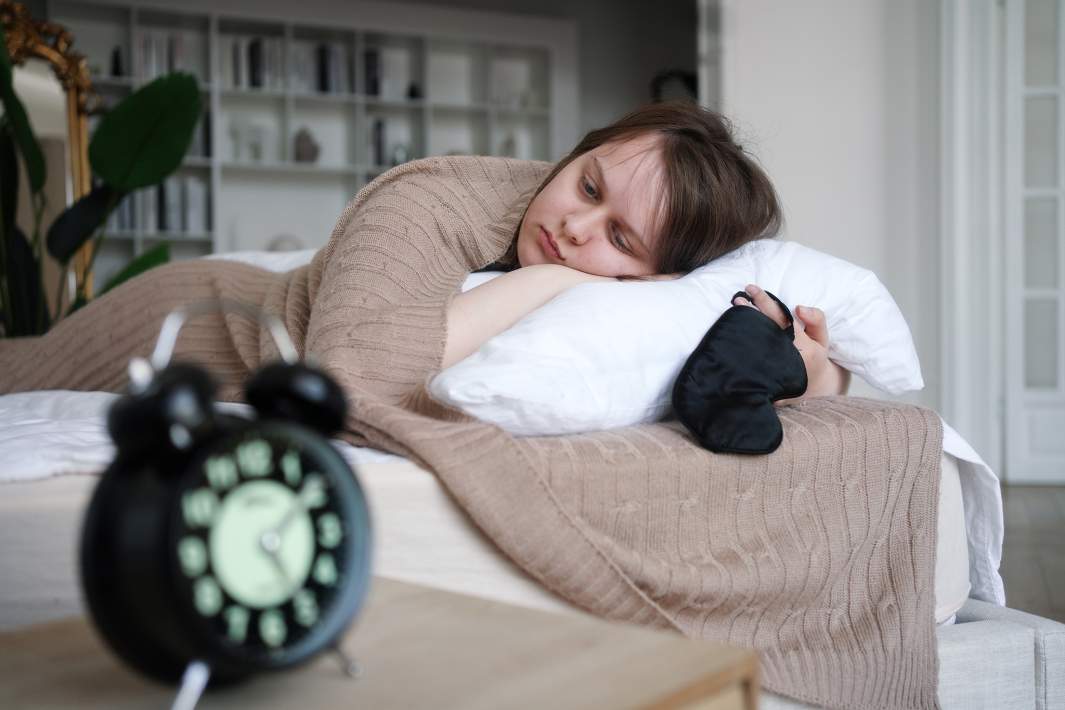 Девушка страдает от бессонницы