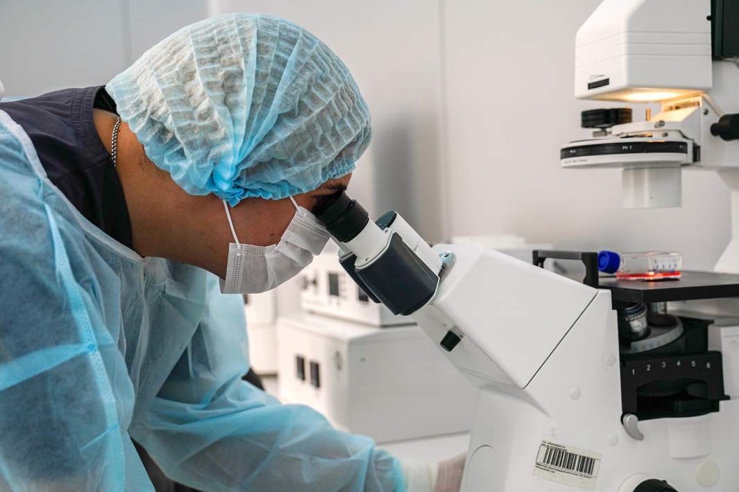 Врач смотрит в микроскоп 