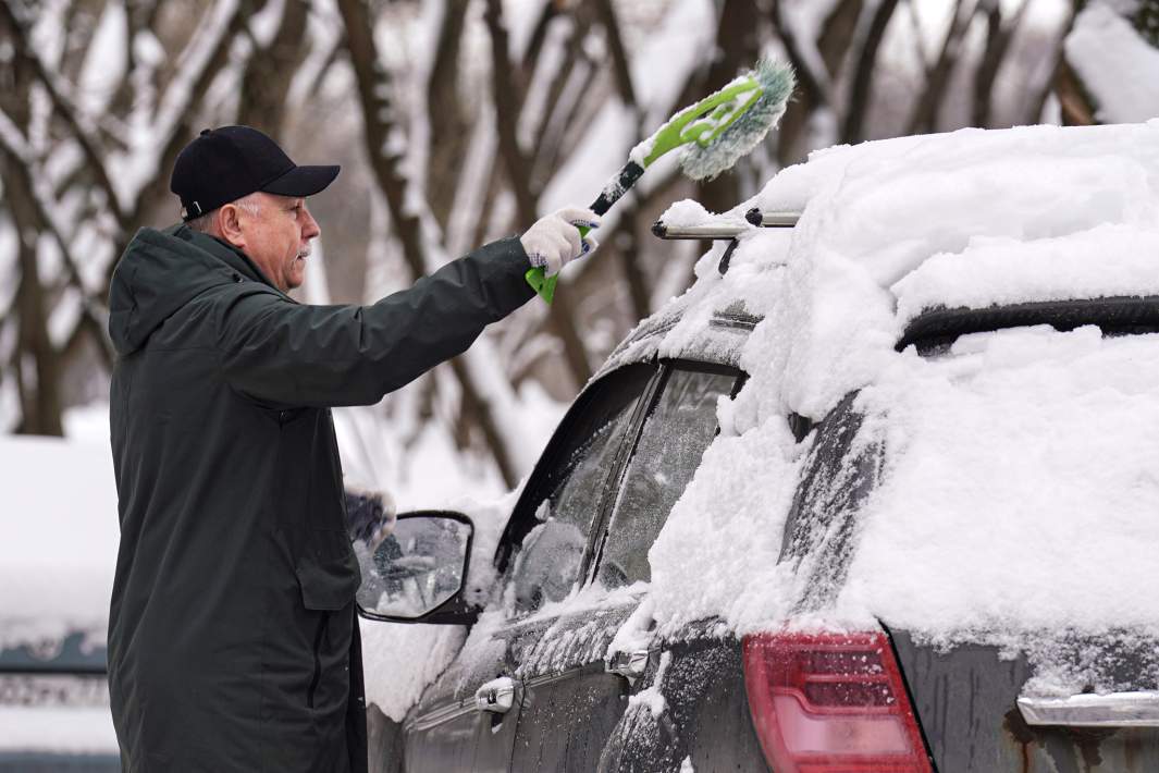 Очистка автомобиля от снега