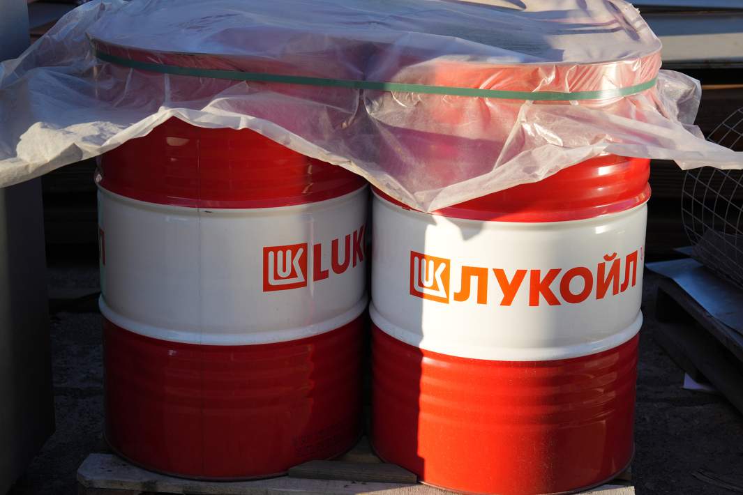Бочки с логотипом «Лукойл» 