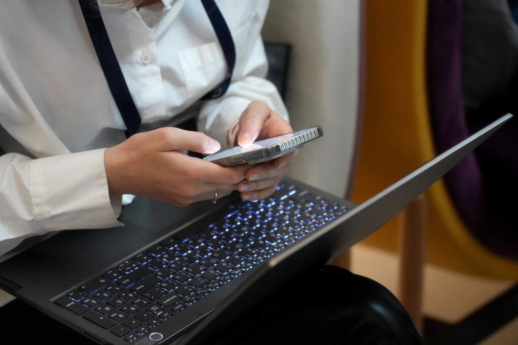 Девшука с ноутбуком и смартфоном