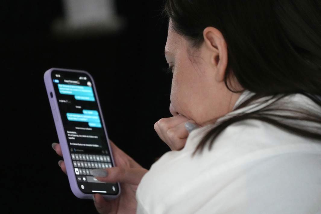 Девушка пишет сообщение в чате