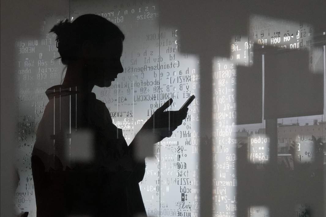 Девушка смотрит в телефон 