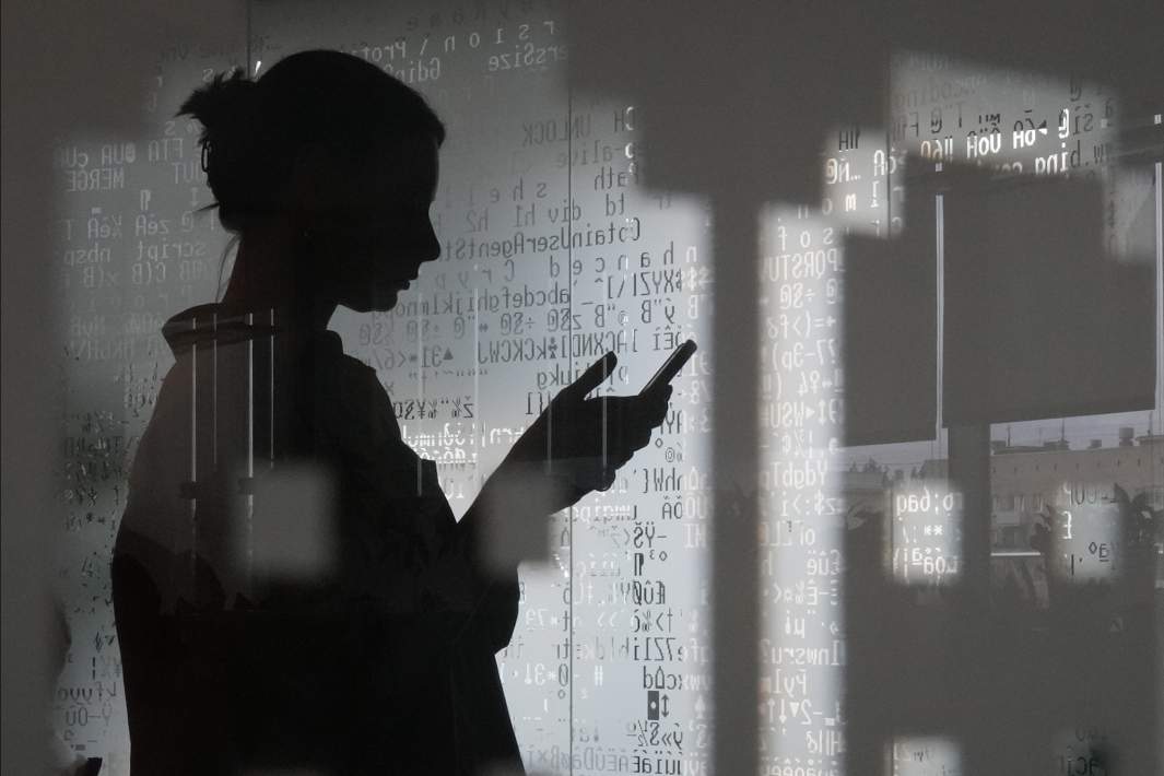 Девушка смотрит в телефон 