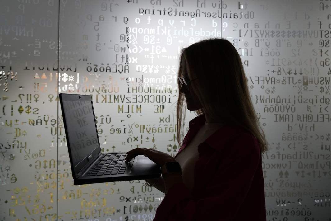 Девушка смотрит в ноутбук 