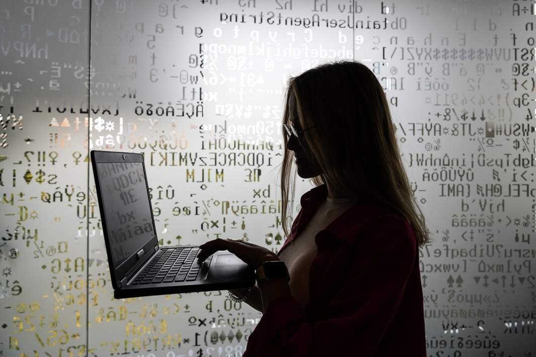 Девушка с ноутбуком 