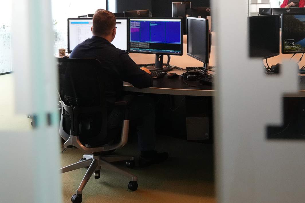 Программист за работой 