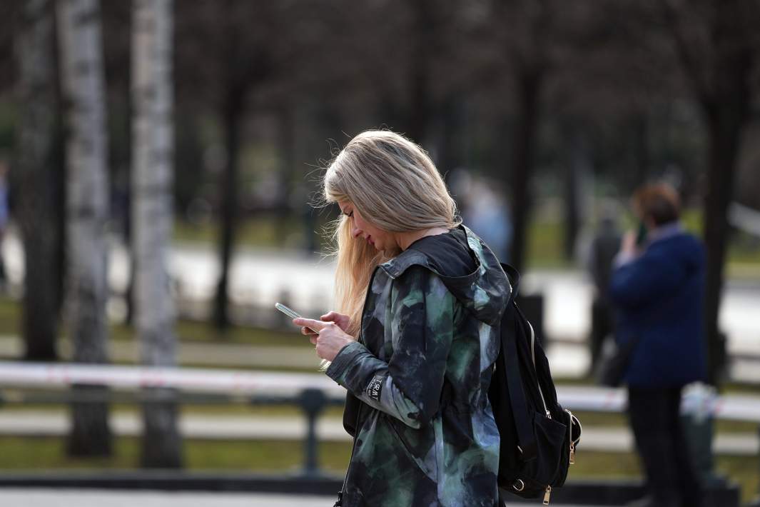 девушка с телефоном