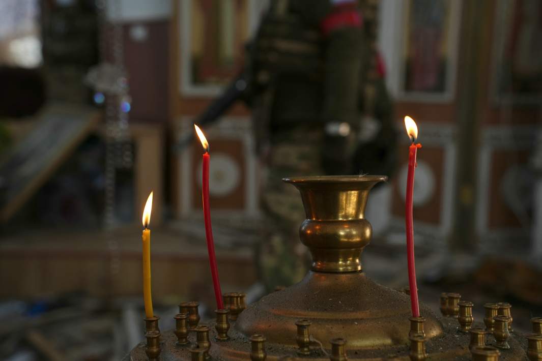 Зажженные свечи в суджанской церкви