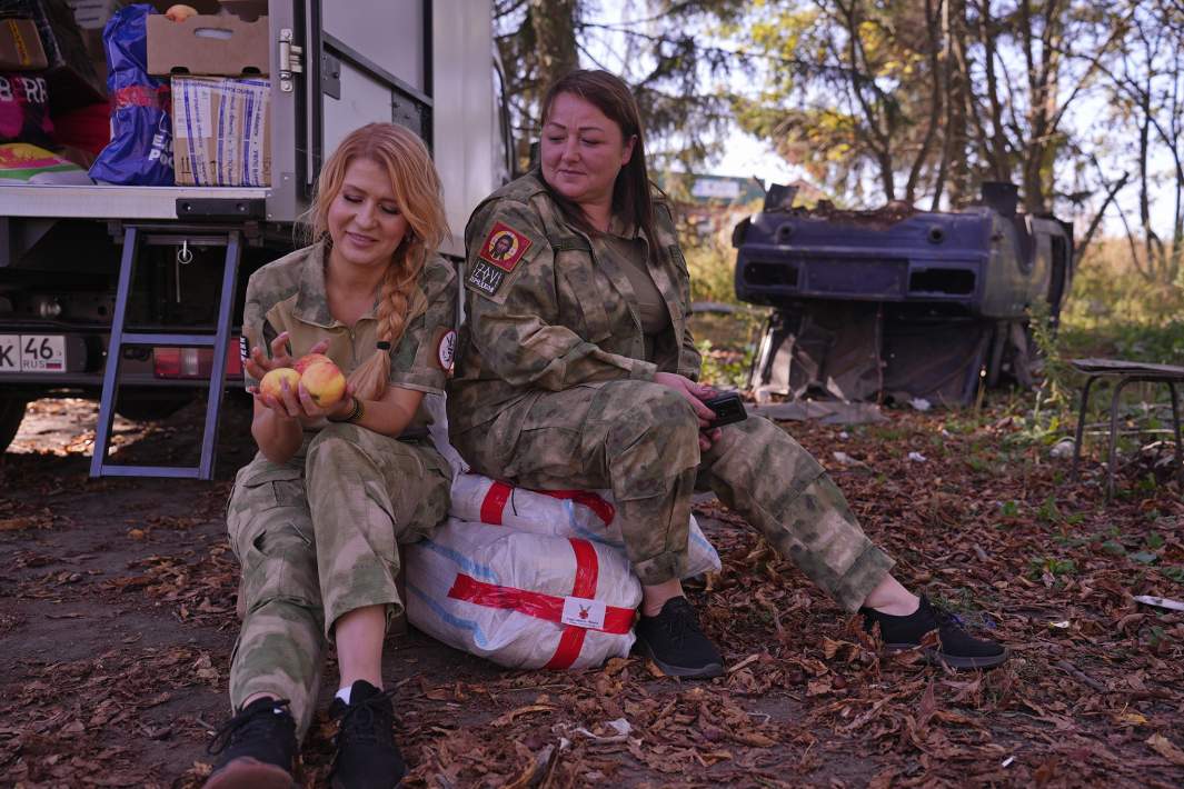 Девушки-волонтеры