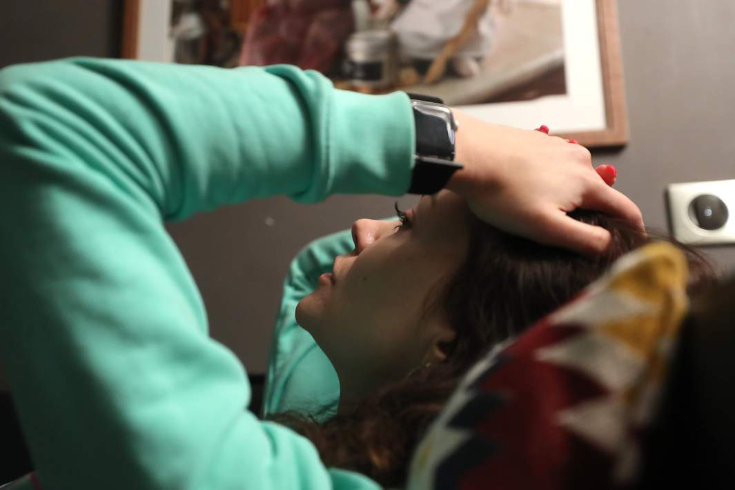 Женщина лежит на диване