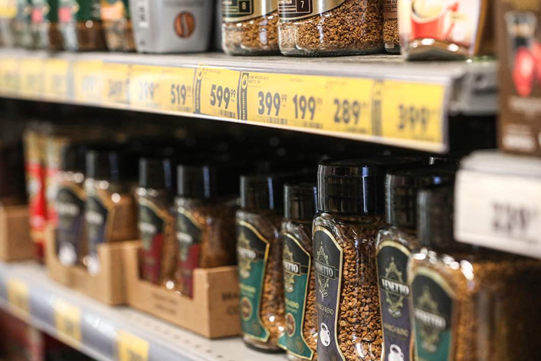 Банки с кофе в магазине