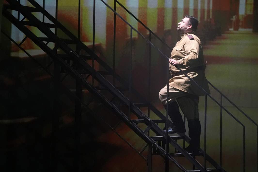 Певец Сергей Жуков в сцене из музыкального спектакля «Ты у меня одна»