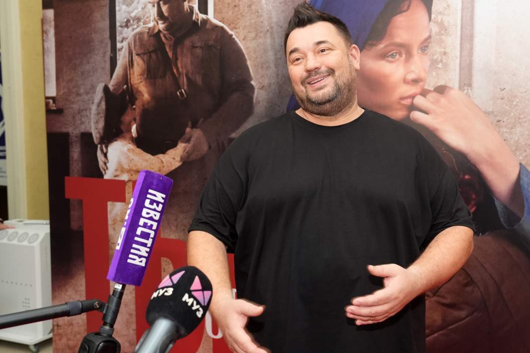 Певец Сергей Жуков перед началом показа музыкального спектакля «Ты у меня одна»