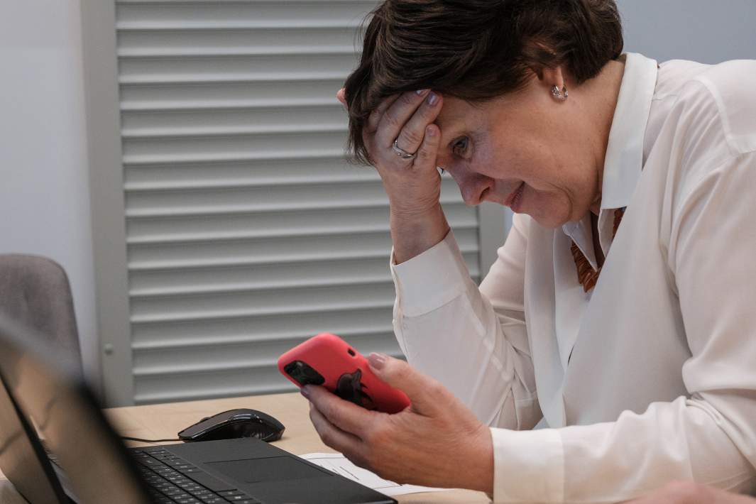 Женщина говорит по телефону 