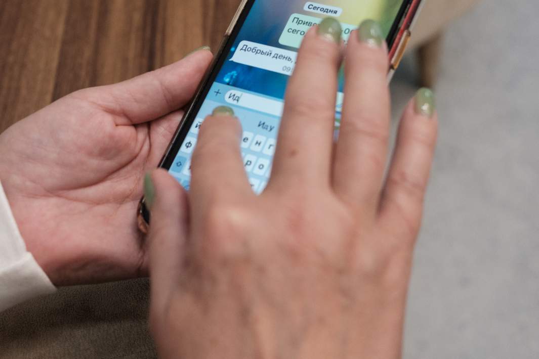 Пожилая женщина со смартфоном