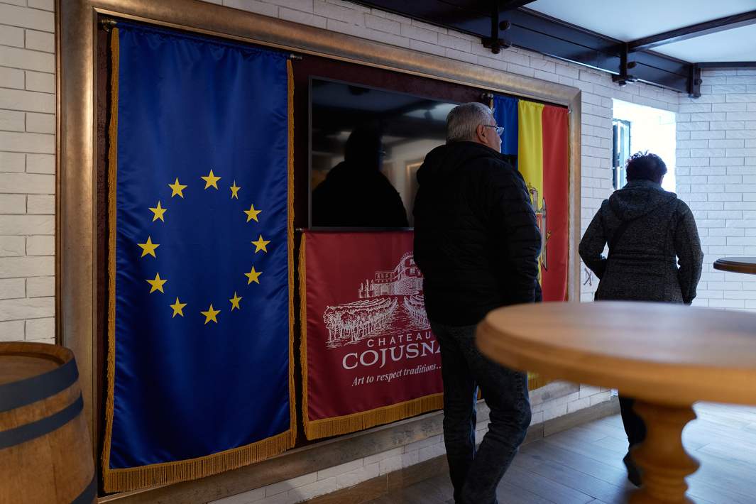 Флаги ЕС и Молдавии