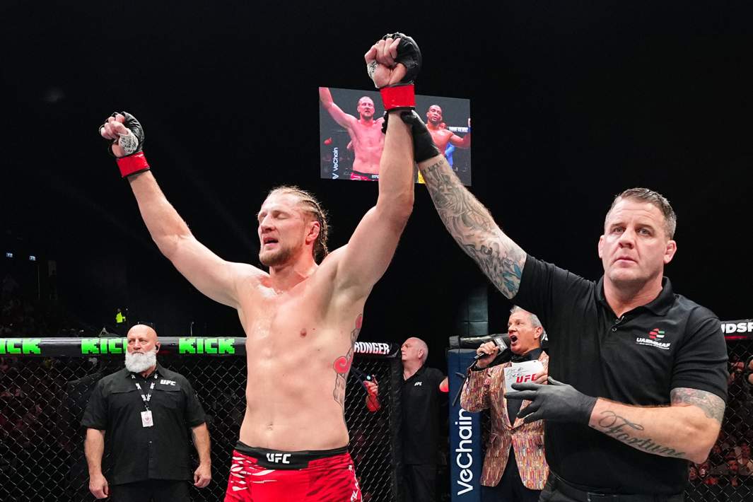 победа Александра Волкова в бою