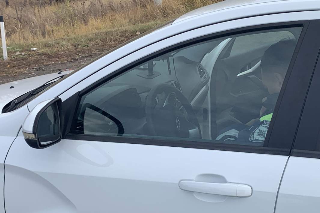 Сотрудник ДПС в машине 