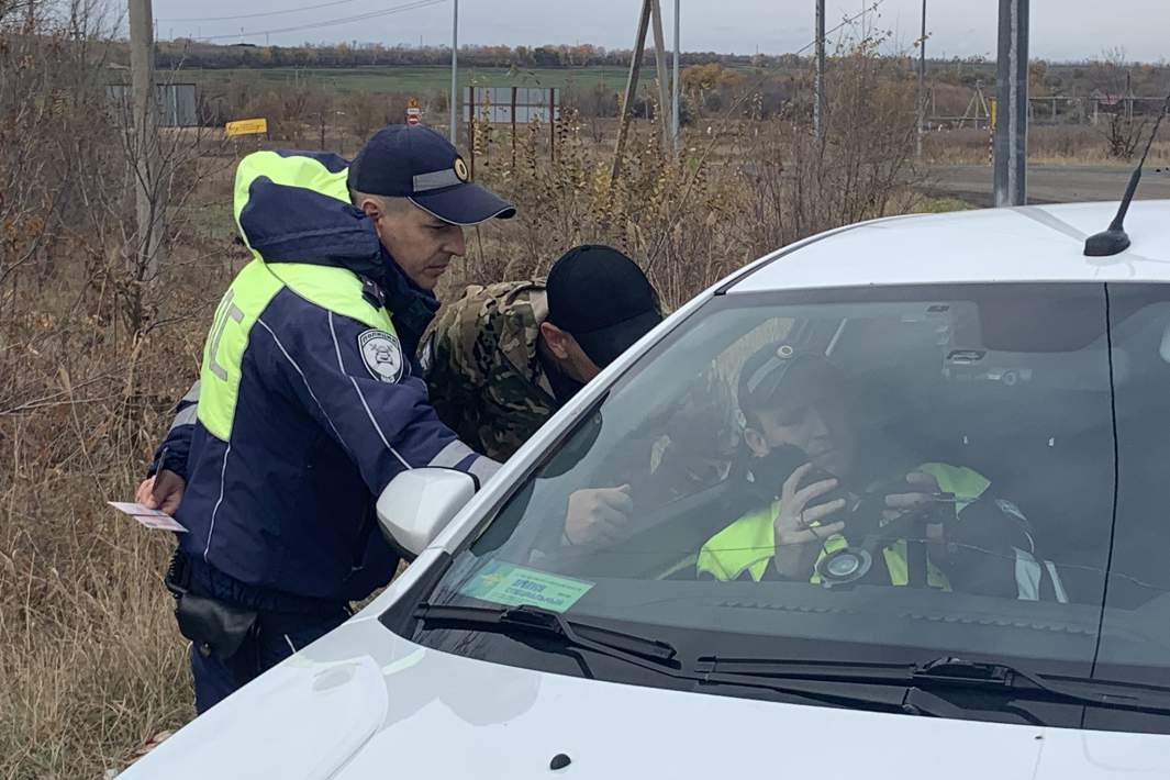 Инспектор ДПС показывает видеозапись нарушителю 