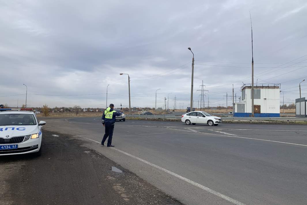 Сотрудник ДПС тормозит машину 