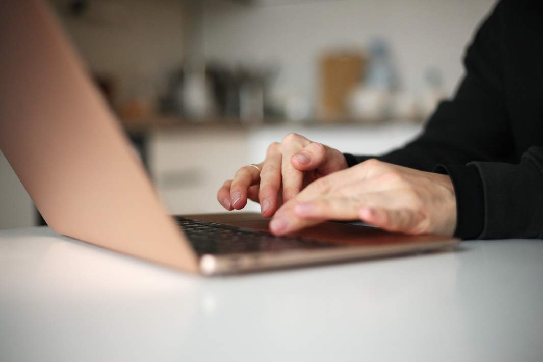 Работа за ноутбуком