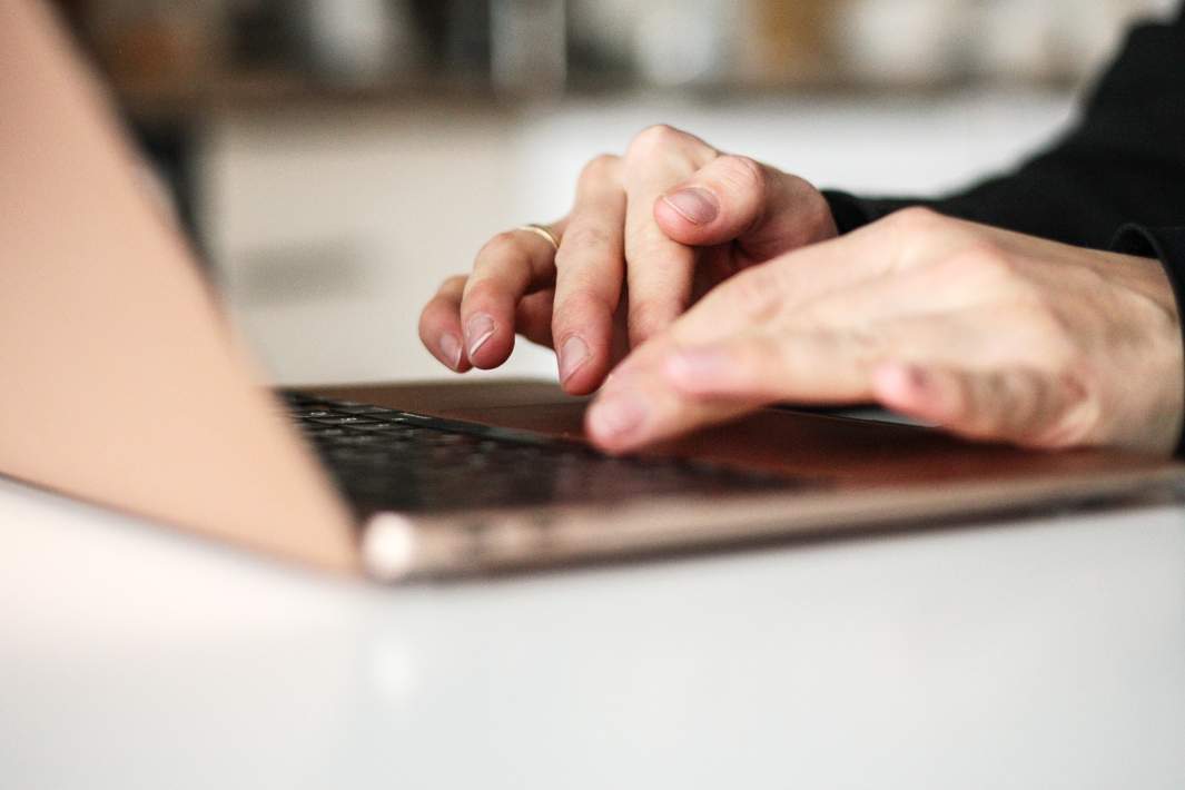 Женщина работает за ноутбуком 