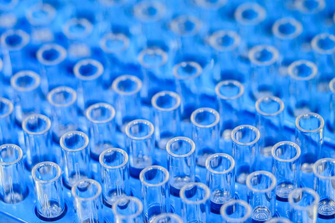 Стеклянные пробирки 