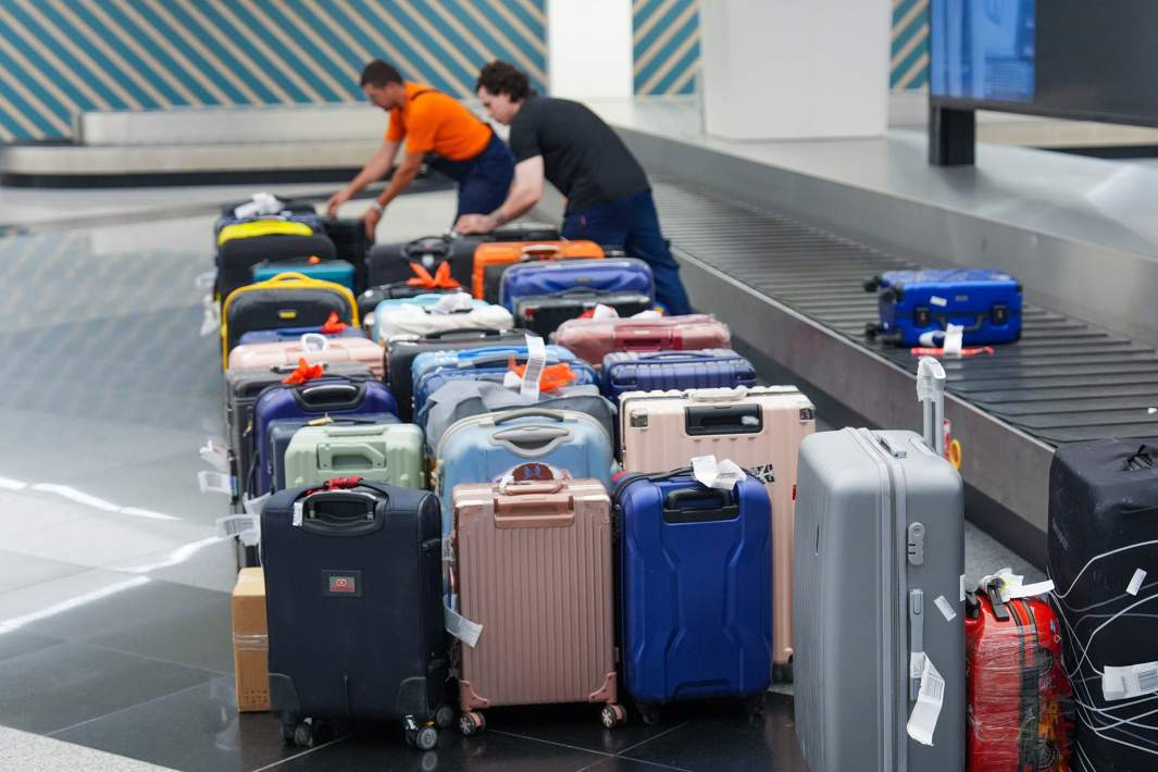 Чемоданы в аэропорту 