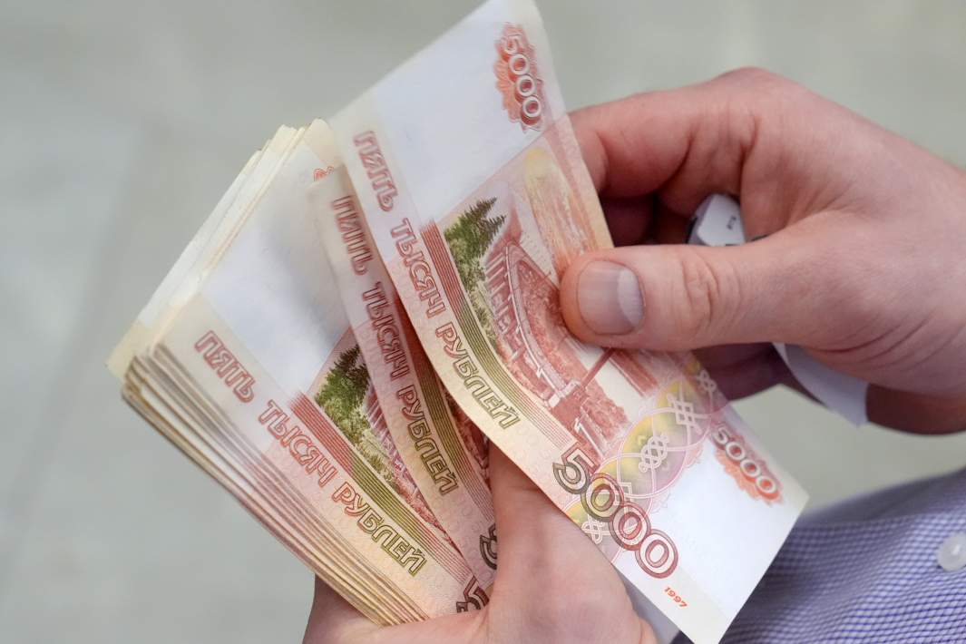 деньги в руках