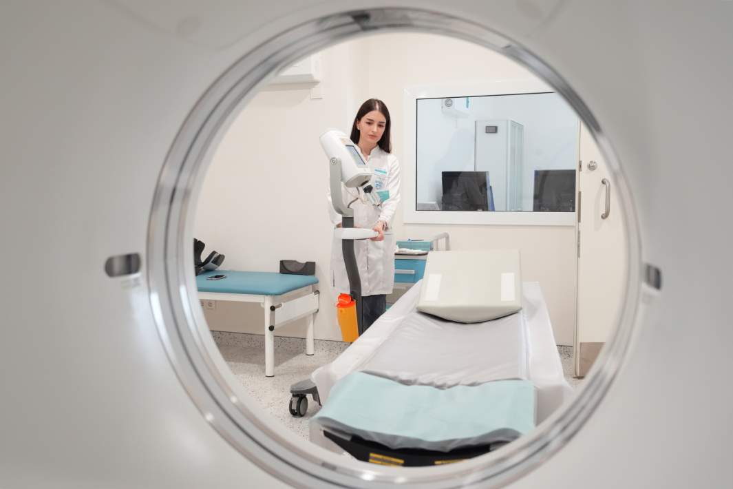 Врач у томографа в городской поликлинике