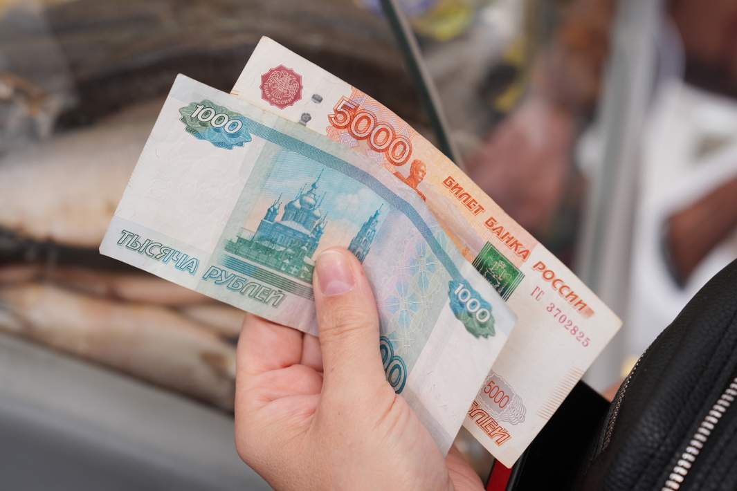 Рублевые купюры в руке 