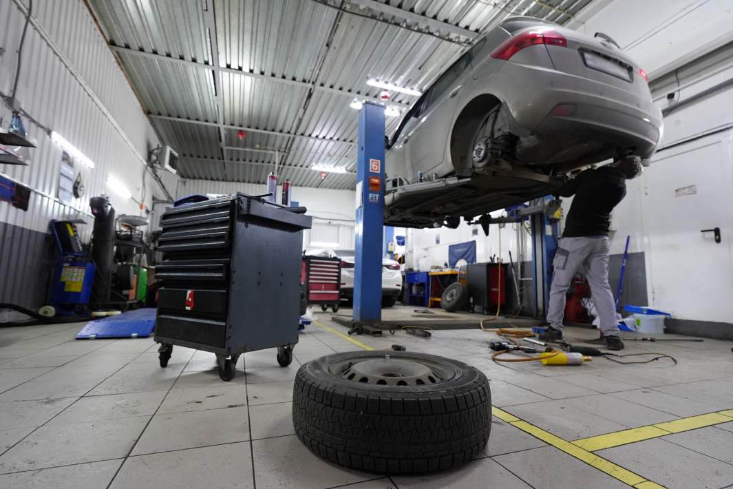 Работа шиномонтажа 