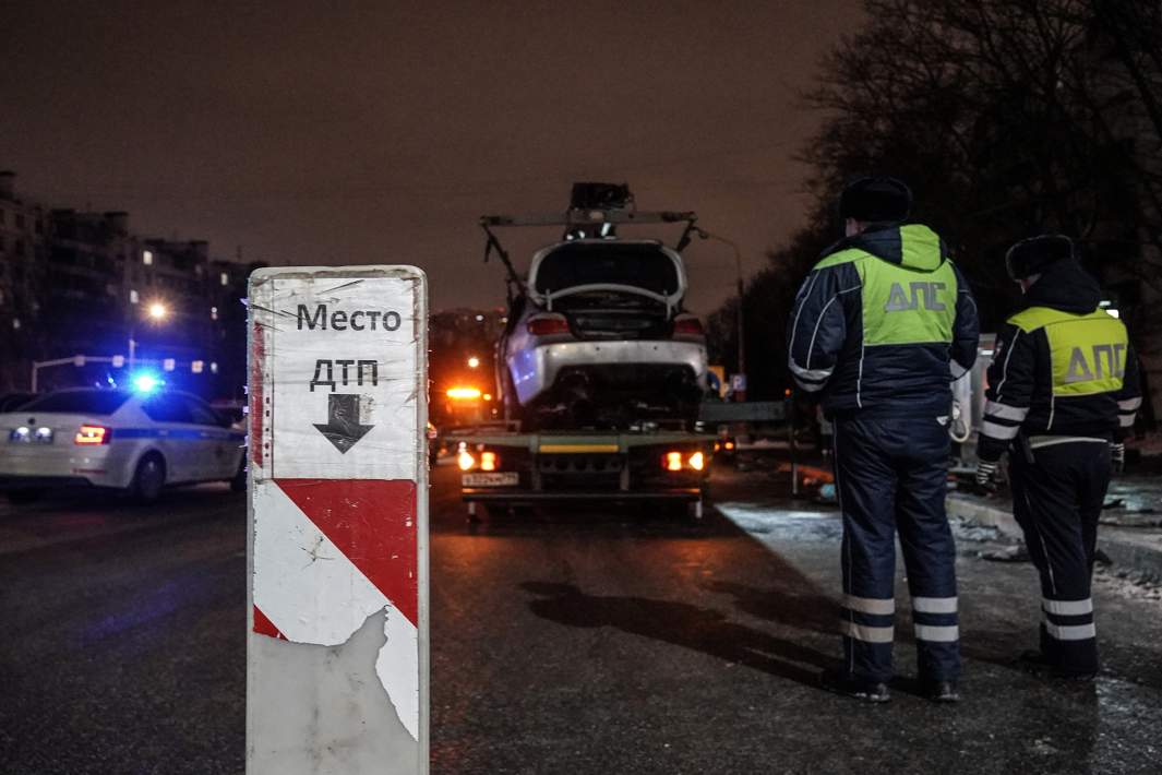 Сотрудники ДПС на месте ДТП 