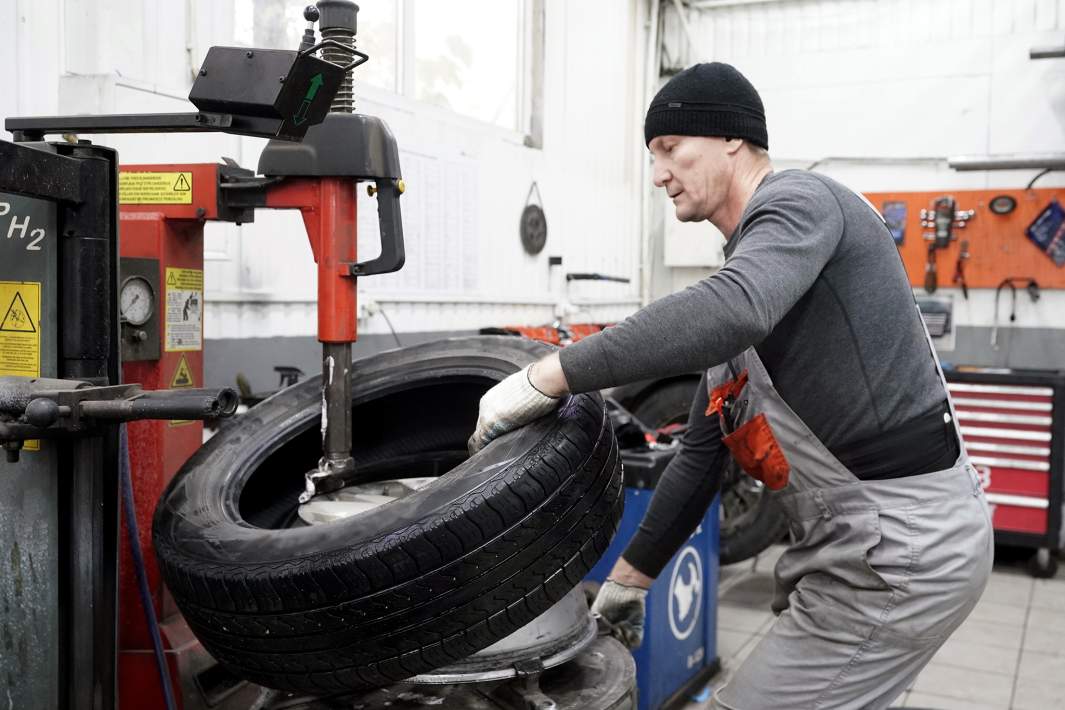 Работа шиномонтажа 