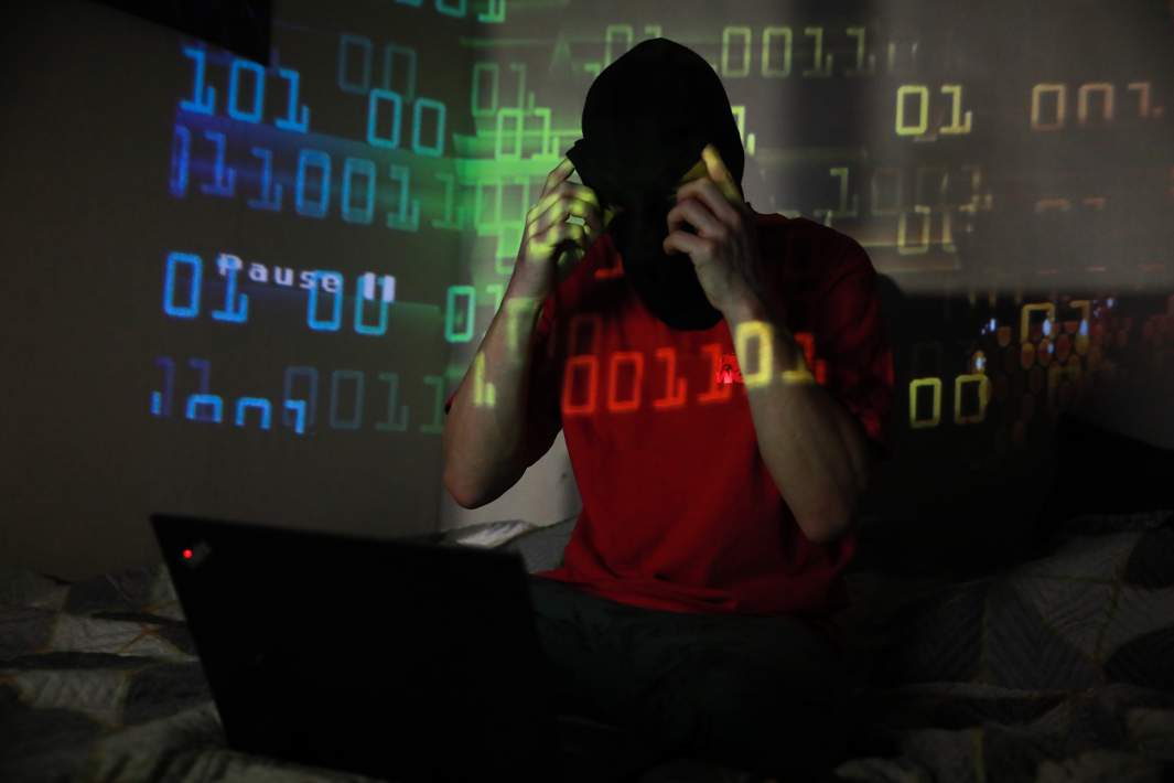 Хакер за работой 