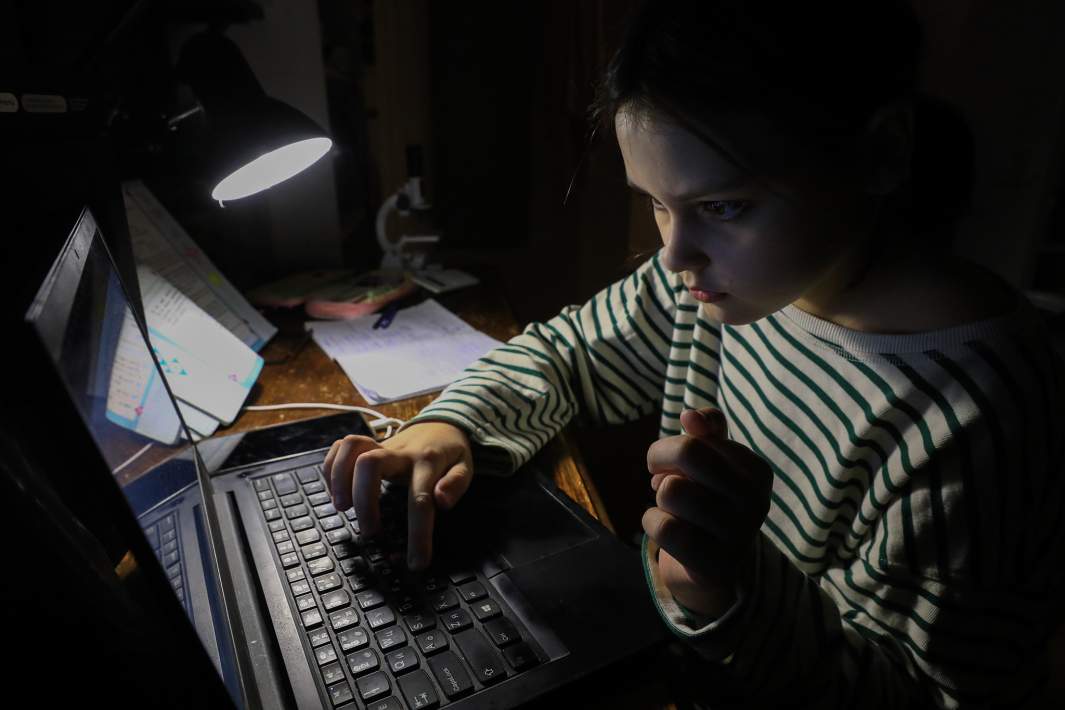 Ребенок смотрит в ноутбук 