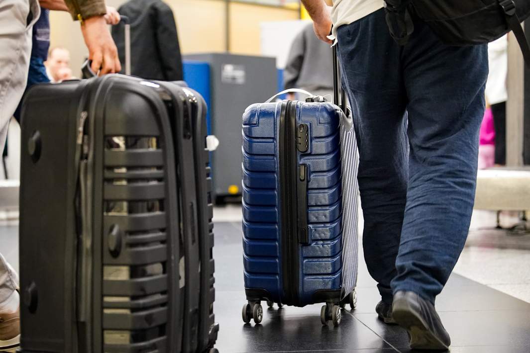 Чемодан в аэропорту 