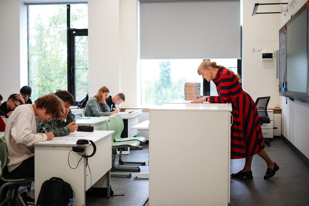 Учитель ведет урок 