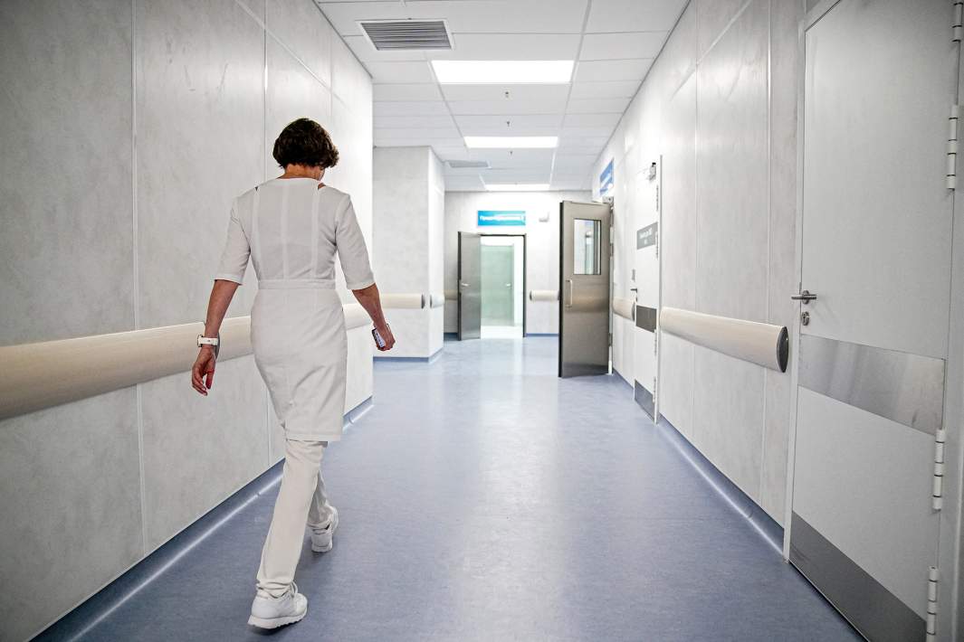 Врач в коридоре