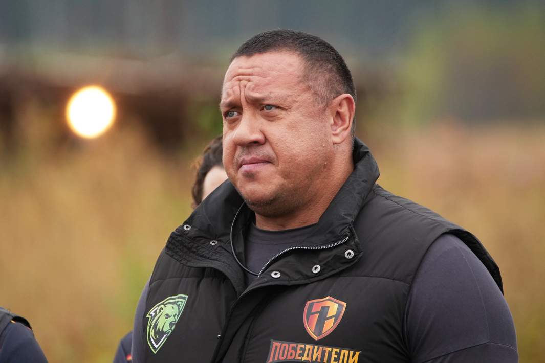 Российский спортсмен силовых видов спорта Михаил Кокляев во время участия в съемках проекта РЕН ТВ «Победители» в парке «Патриот»